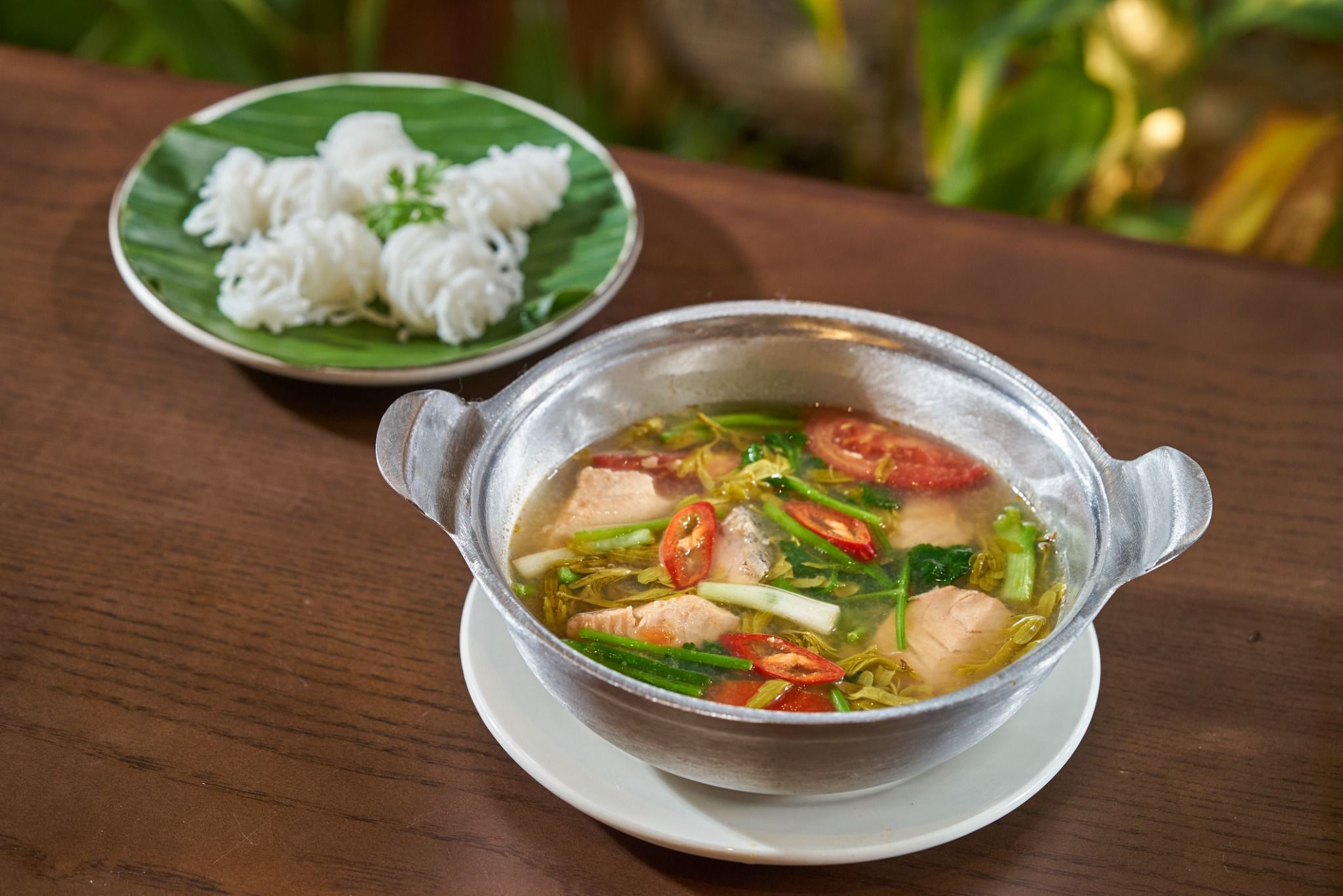  Canh Cá Hồi Nấu Lá Me Non, Cà Chua, Rau Cần Tàu & Bún Tươi 