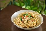  Crispy Eggs Noodles with Seafood & Vegetables 