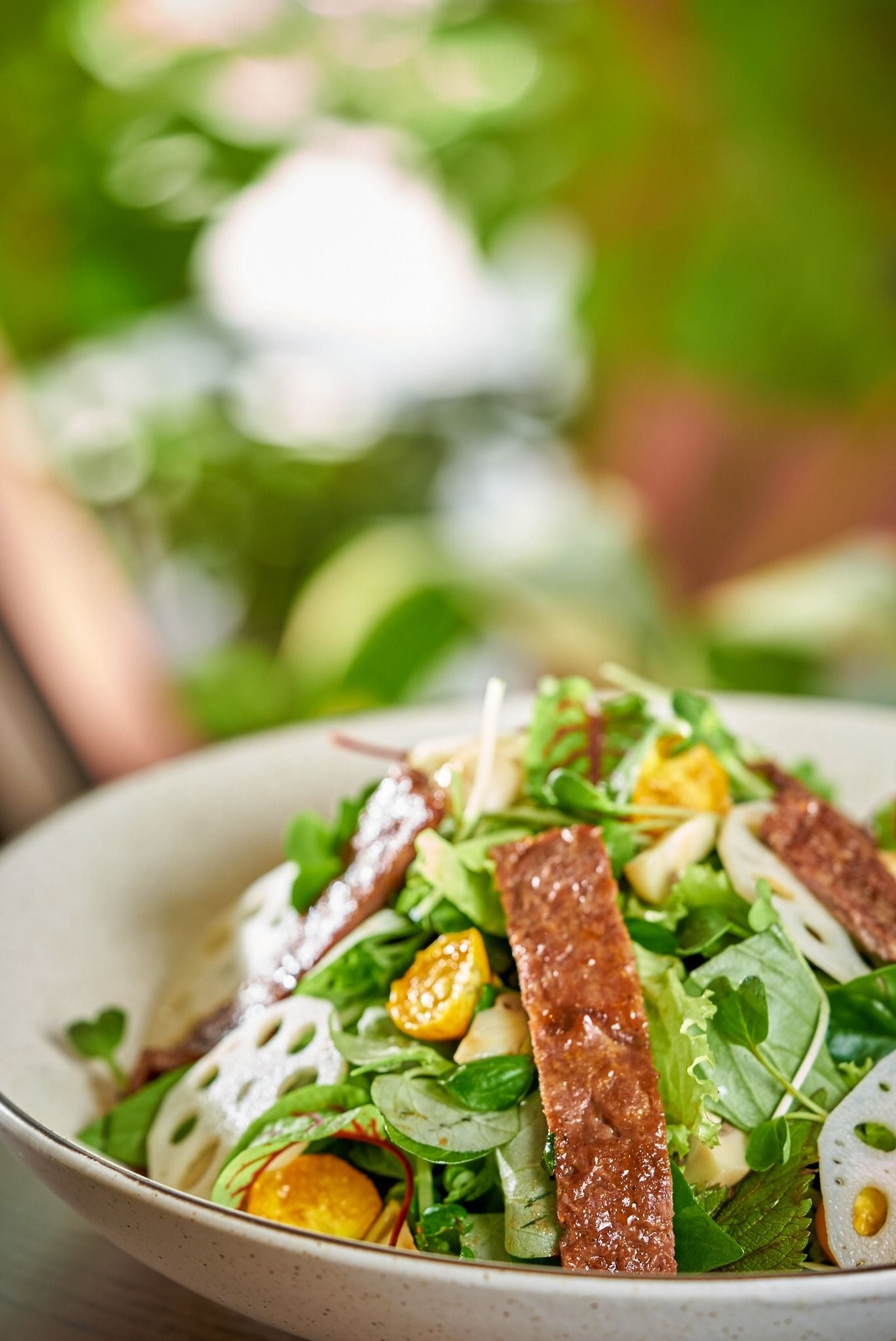  Gỏi Bò Nướng, Rau Thơm, Rau Càng Cua, Nấm Ngâm Chua, Quả Mộng Vàng & Nước Mắm Chua Ngọt 