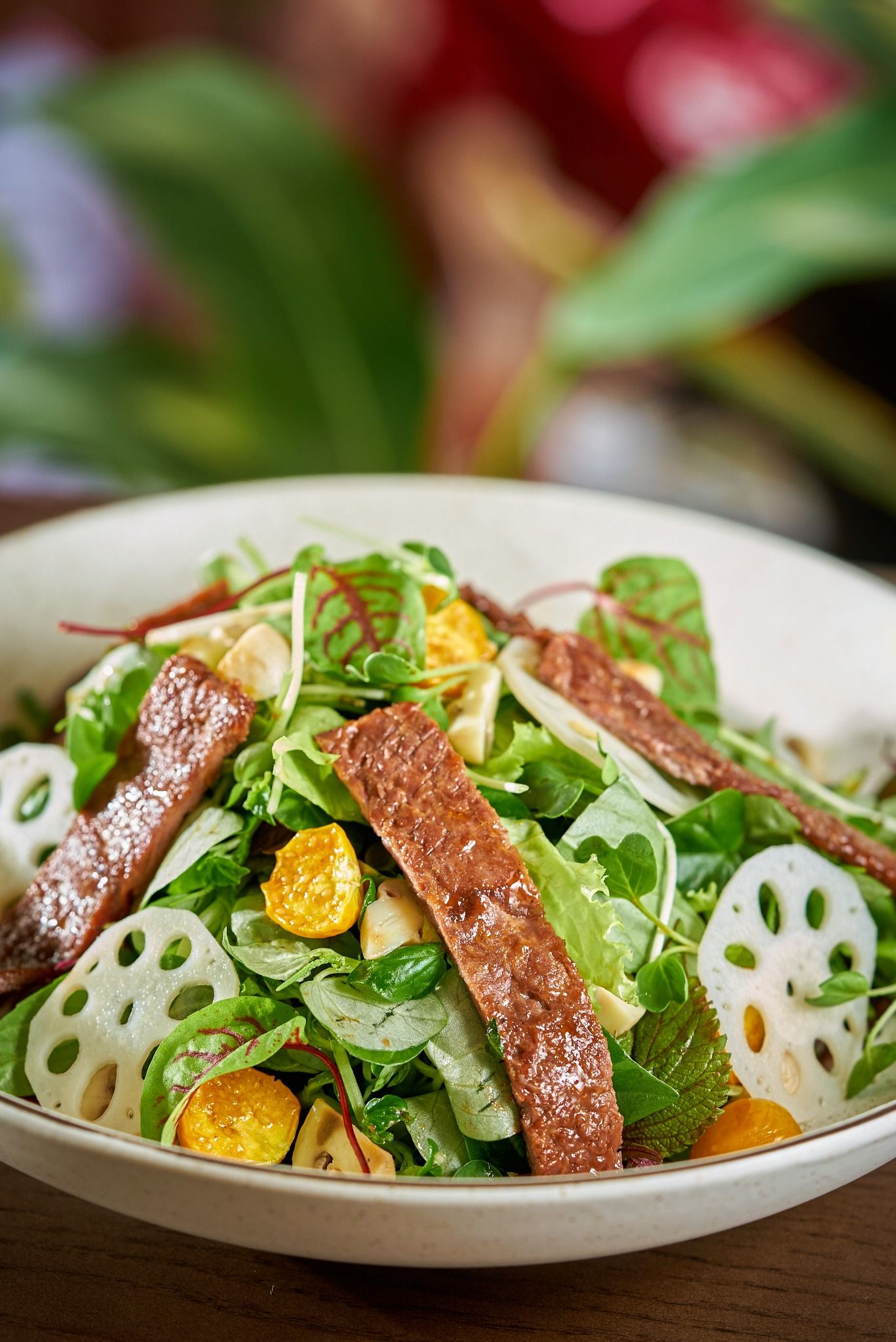  Gỏi Bò Nướng, Rau Thơm, Rau Càng Cua, Nấm Ngâm Chua, Quả Mộng Vàng & Nước Mắm Chua Ngọt 