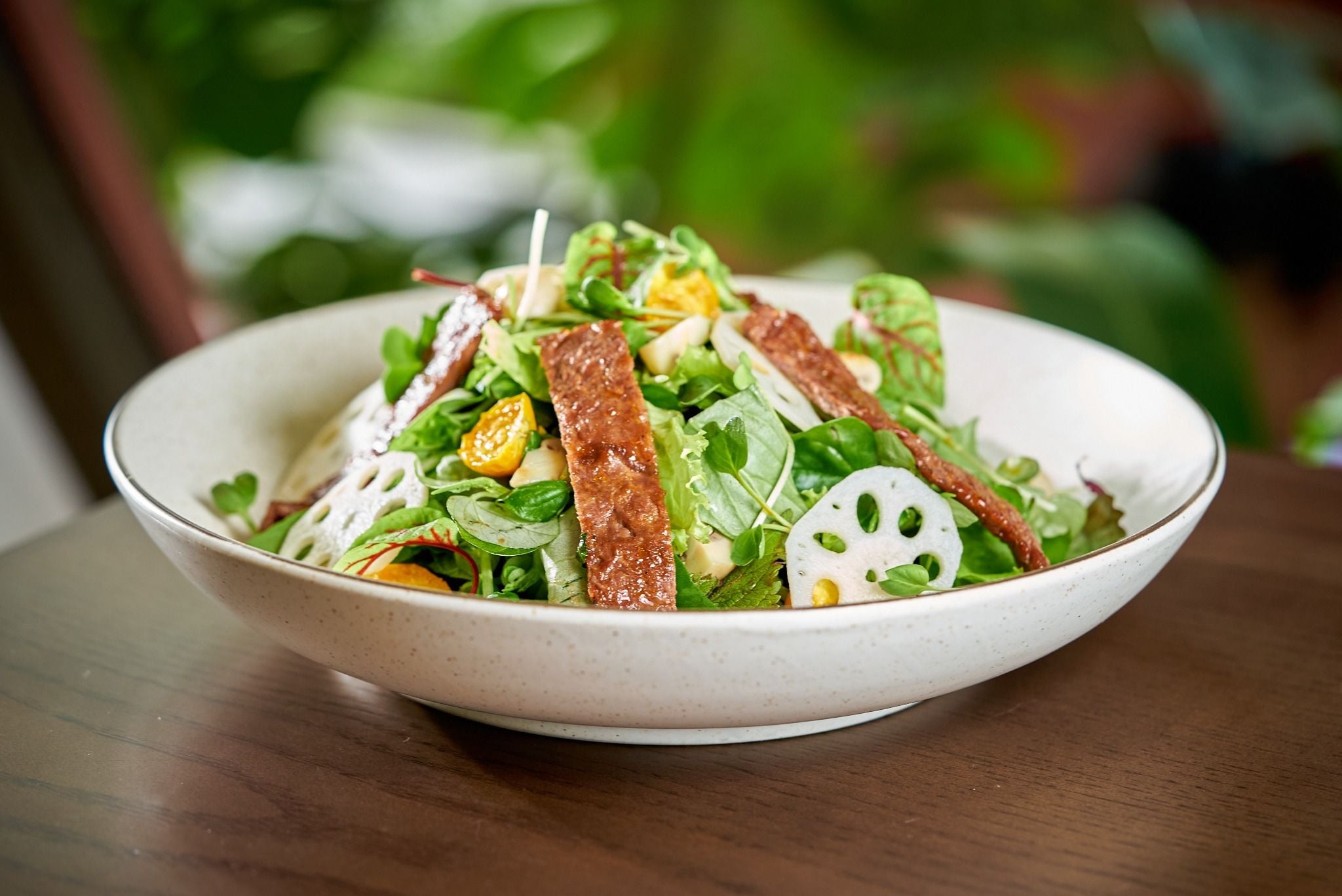  Gỏi Bò Nướng, Rau Thơm, Rau Càng Cua, Nấm Ngâm Chua, Quả Mộng Vàng & Nước Mắm Chua Ngọt 