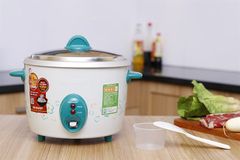 Nồi cơm điện Sharp 1.8 lít KSH-D19V (Màu ngẫu nhiên)