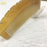  Lược sừng trâu dáng khắc khía vương miện Mnistore màu trắng - đen kích thước 11-17cm trên thân chăm sóc và bảo vệ tóc 