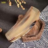  Lược sừng trâu dáng me Mnistore màu trắng - đen kích thước 11-17cm khắc khía tròn trên thân chăm sóc và bảo vệ tóc 