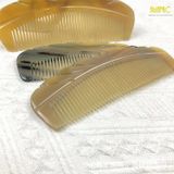  Lược sừng trâu dáng khắc khía vương miện Mnistore màu trắng - đen kích thước 11-17cm trên thân chăm sóc và bảo vệ tóc 