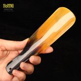  Cây đón gót giày sừng trâu Mnistore kích thước 20cm màu sắc trắng và đen dễ xỏ giúp gót chân trượt vào giày dễ hơn 