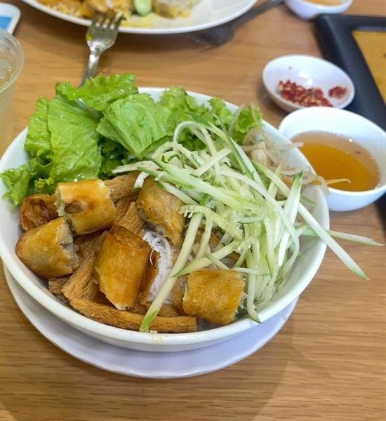  Bún chả giò 