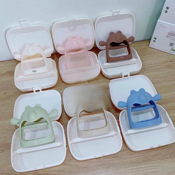 Gặm Nướu Đeo Tay Silicone TGM Siêu Mềm Có Hộp Cho Bé - Màu Ngẫu Nhiên