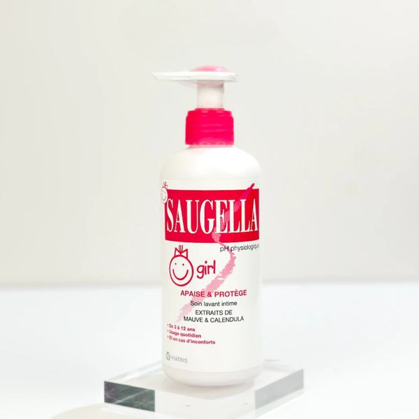 Dung Dịch Vệ Sinh Saugella Cho Bé Gái Từ 3 - 12 Tuổi 200ML