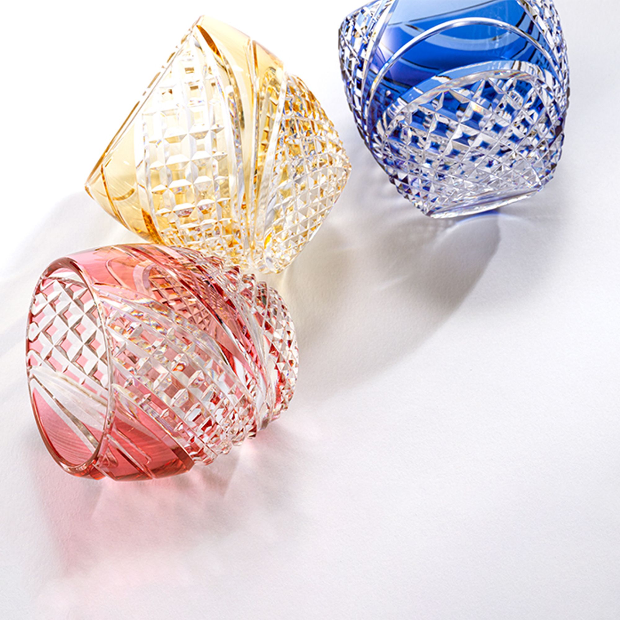 Ly pha lê sake Edo Kiriko “Fish scales strip" 80ml màu đỏ | Kagami Crystal T535 - 2044-CAU