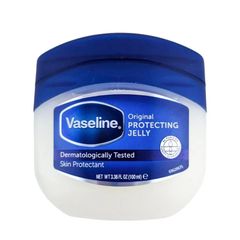 Sáp dưỡng ẩm Vaseline giúp giảm bong tróc, nứt nẻ da