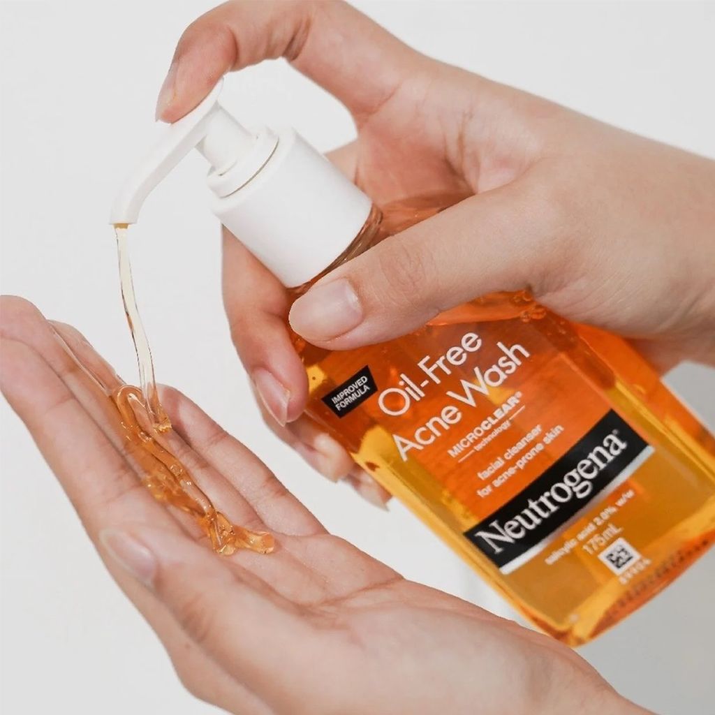 Sữa rửa mặt cho da dầu mụn Neutrogena Oil Free Acne Wash