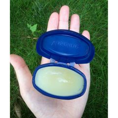 Sáp dưỡng ẩm Vaseline giúp giảm bong tróc, nứt nẻ da