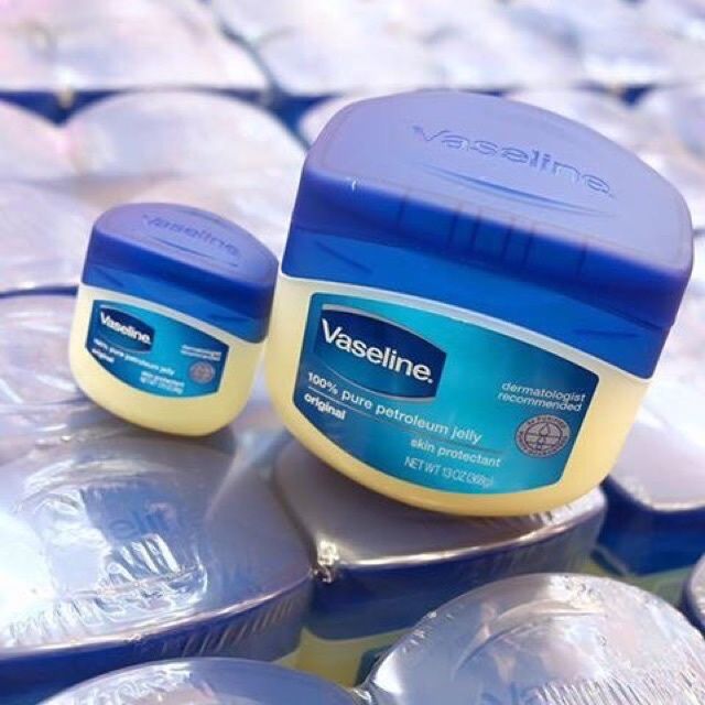 Sáp dưỡng ẩm Vaseline giúp giảm bong tróc, nứt nẻ da
