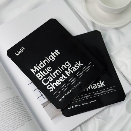 Mặt nạ Klairs Midnight Blue Calming Sheet Mask phục hồi và dưỡng ẩm.