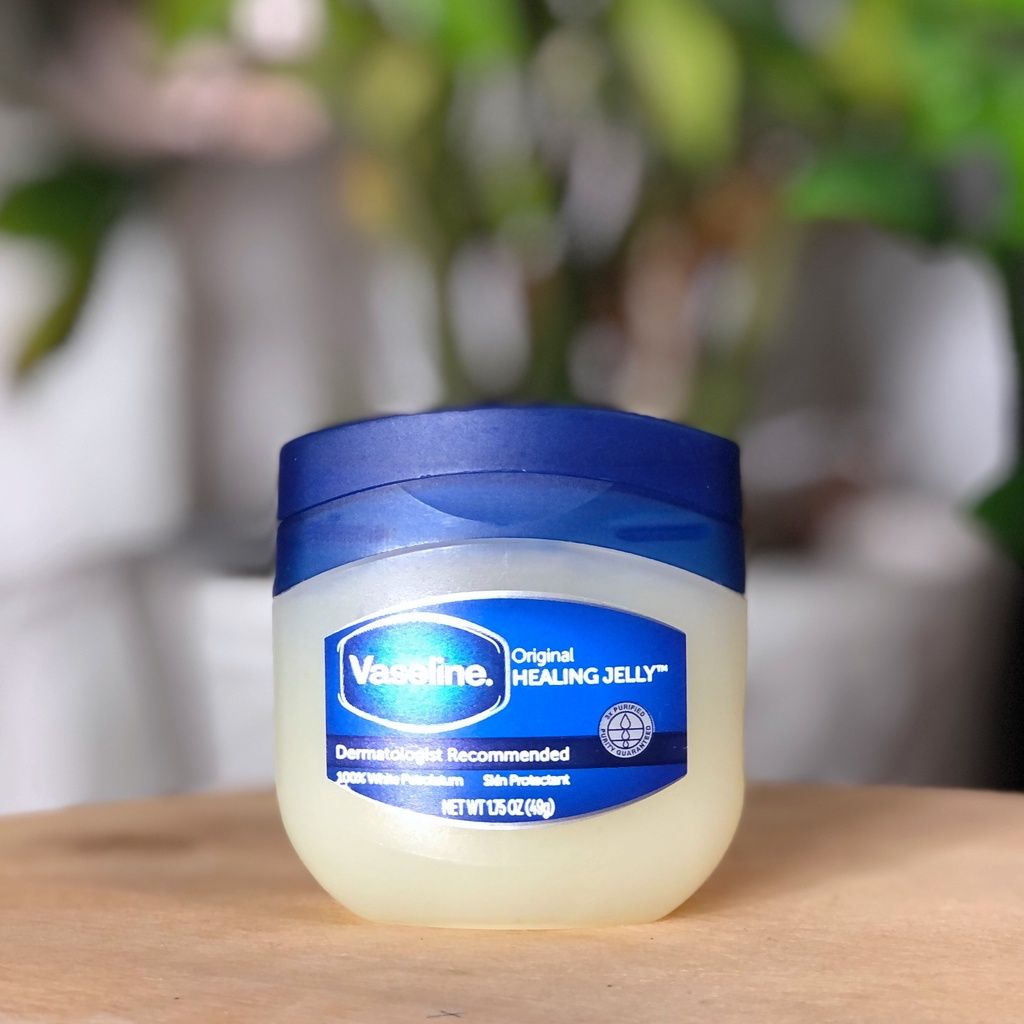 Sáp dưỡng ẩm Vaseline giúp giảm bong tróc, nứt nẻ da