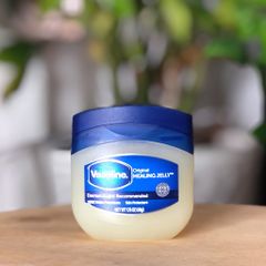 Sáp dưỡng ẩm Vaseline giúp giảm bong tróc, nứt nẻ da