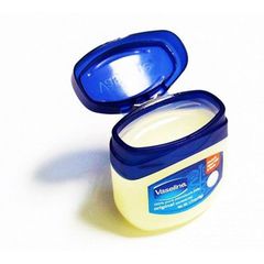 Sáp dưỡng ẩm Vaseline giúp giảm bong tróc, nứt nẻ da