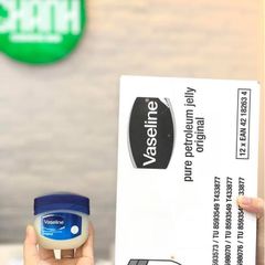Sáp dưỡng ẩm Vaseline giúp giảm bong tróc, nứt nẻ da