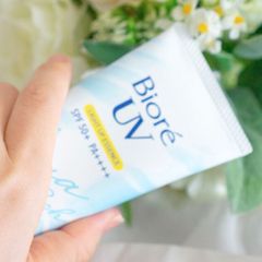 Tinh Chất Chống Nắng Biore Aqua Rich Light Up Essence 70g