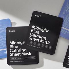 Mặt nạ Klairs Midnight Blue Calming Sheet Mask phục hồi và dưỡng ẩm.