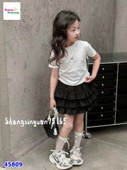 Set áo thun nhũ trắng, chân váy đen tầng