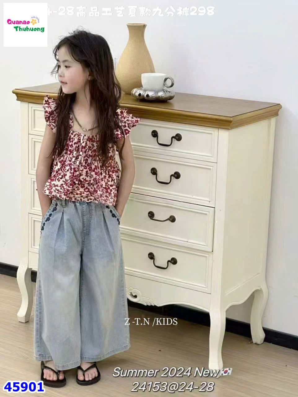 Quần jean xanh túi thêu hoa