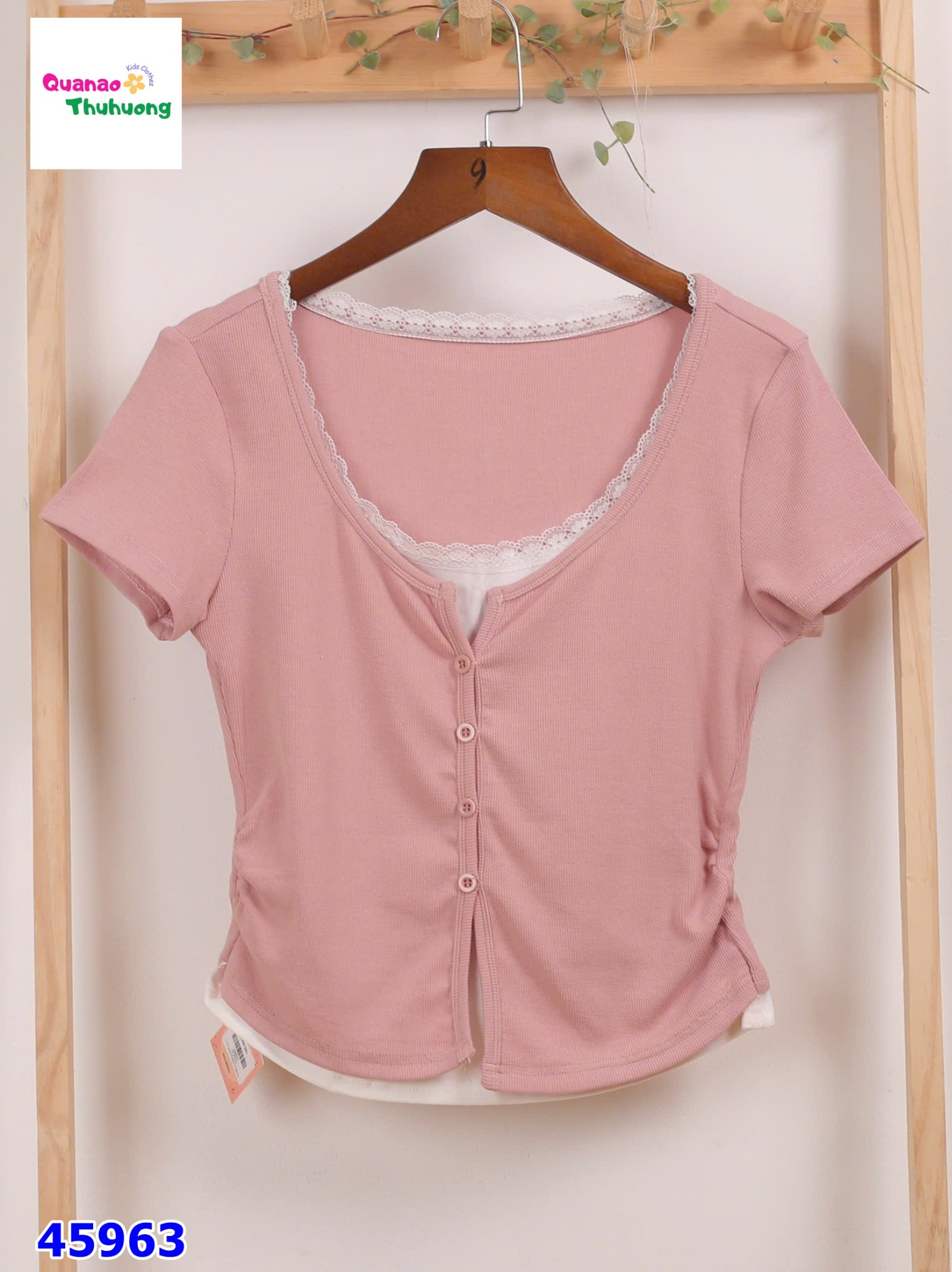 Áo thun hồng phối ren