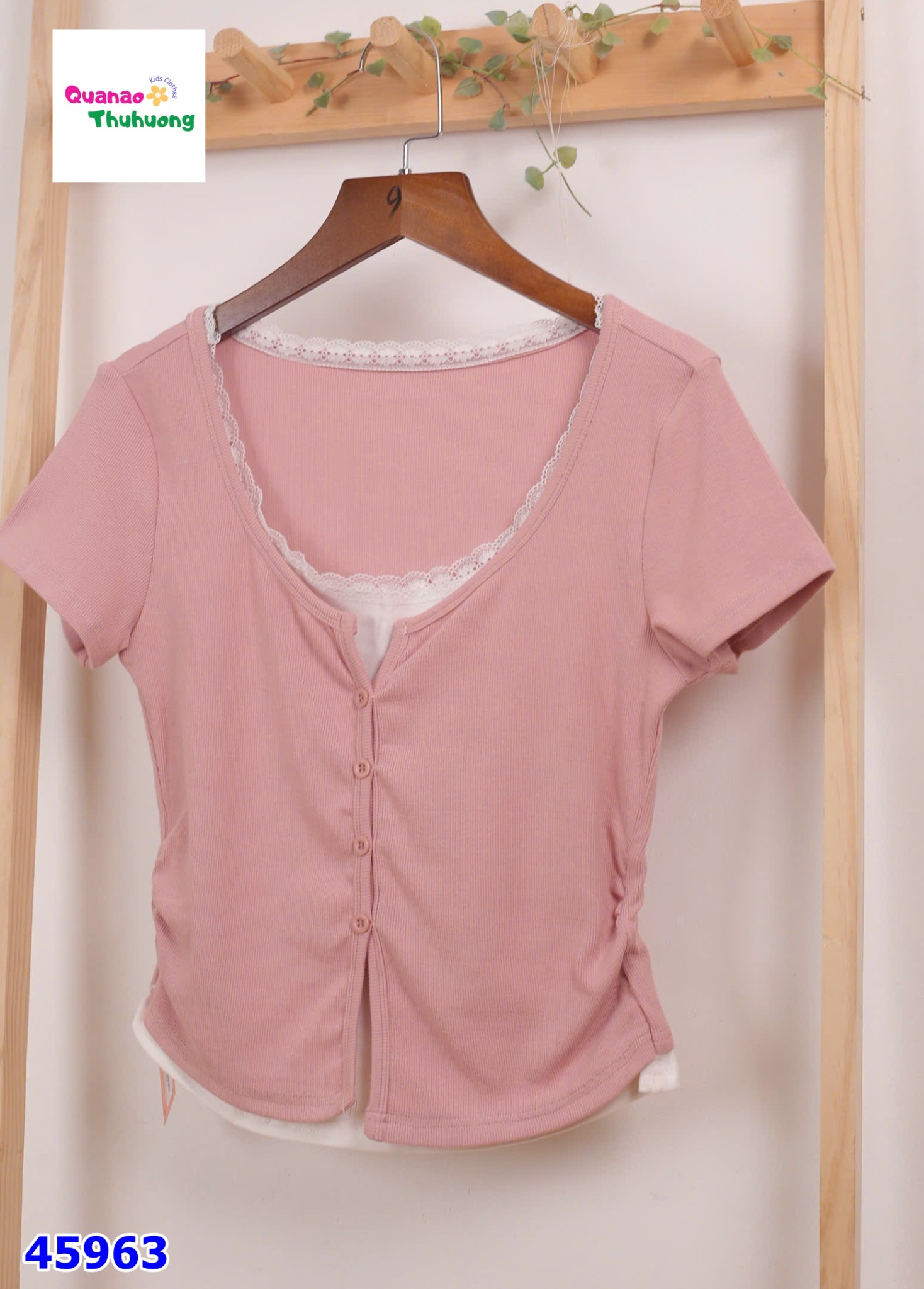 Áo thun hồng phối ren