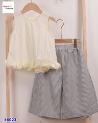 Set bộ áo kem, quần kẻ xám