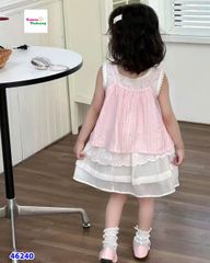 Set áo yếm hồng, chân váy trắng