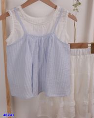 Set áo yếm xanh, chân váy trắng