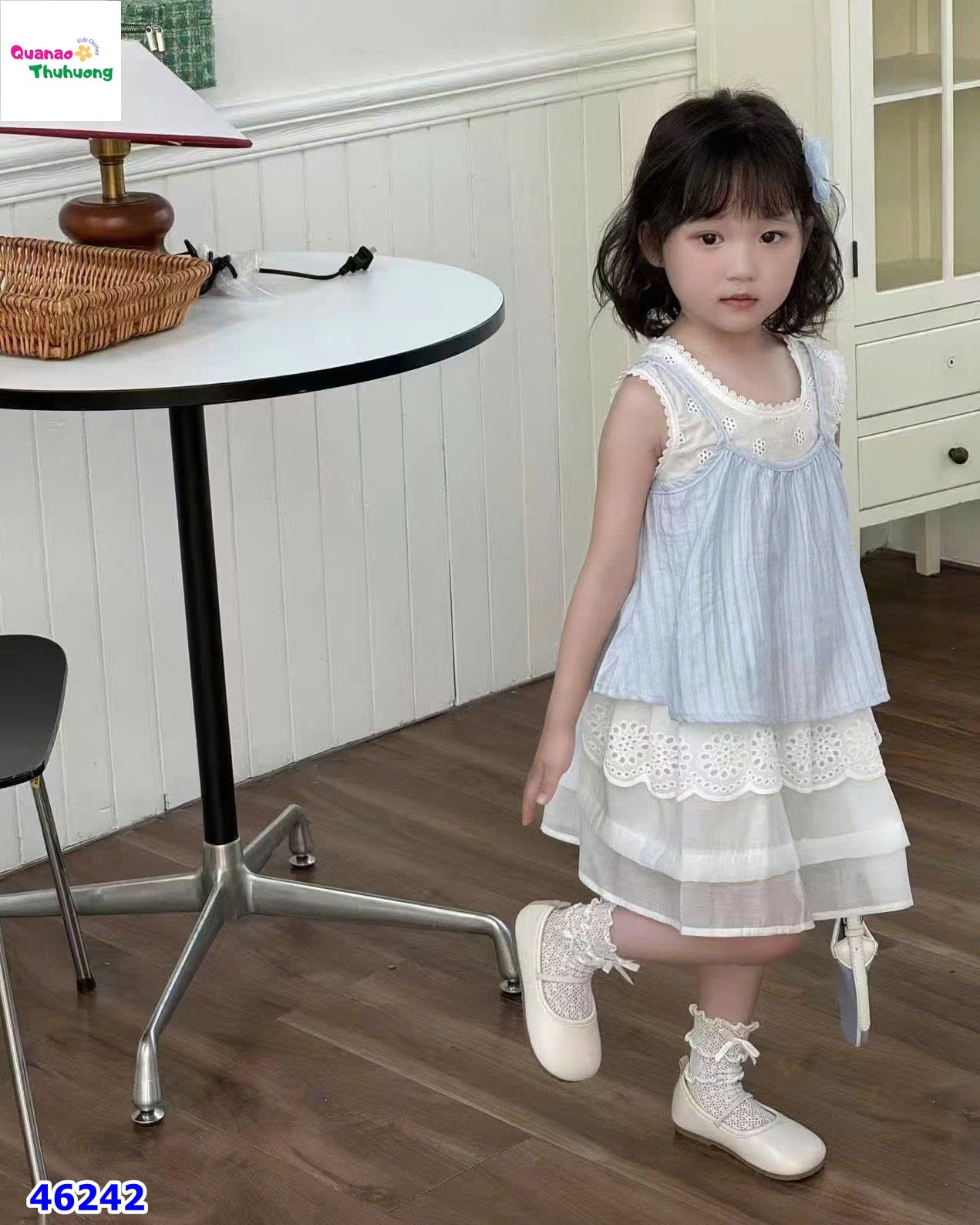 Set áo yếm xanh, chân váy trắng viền ren
