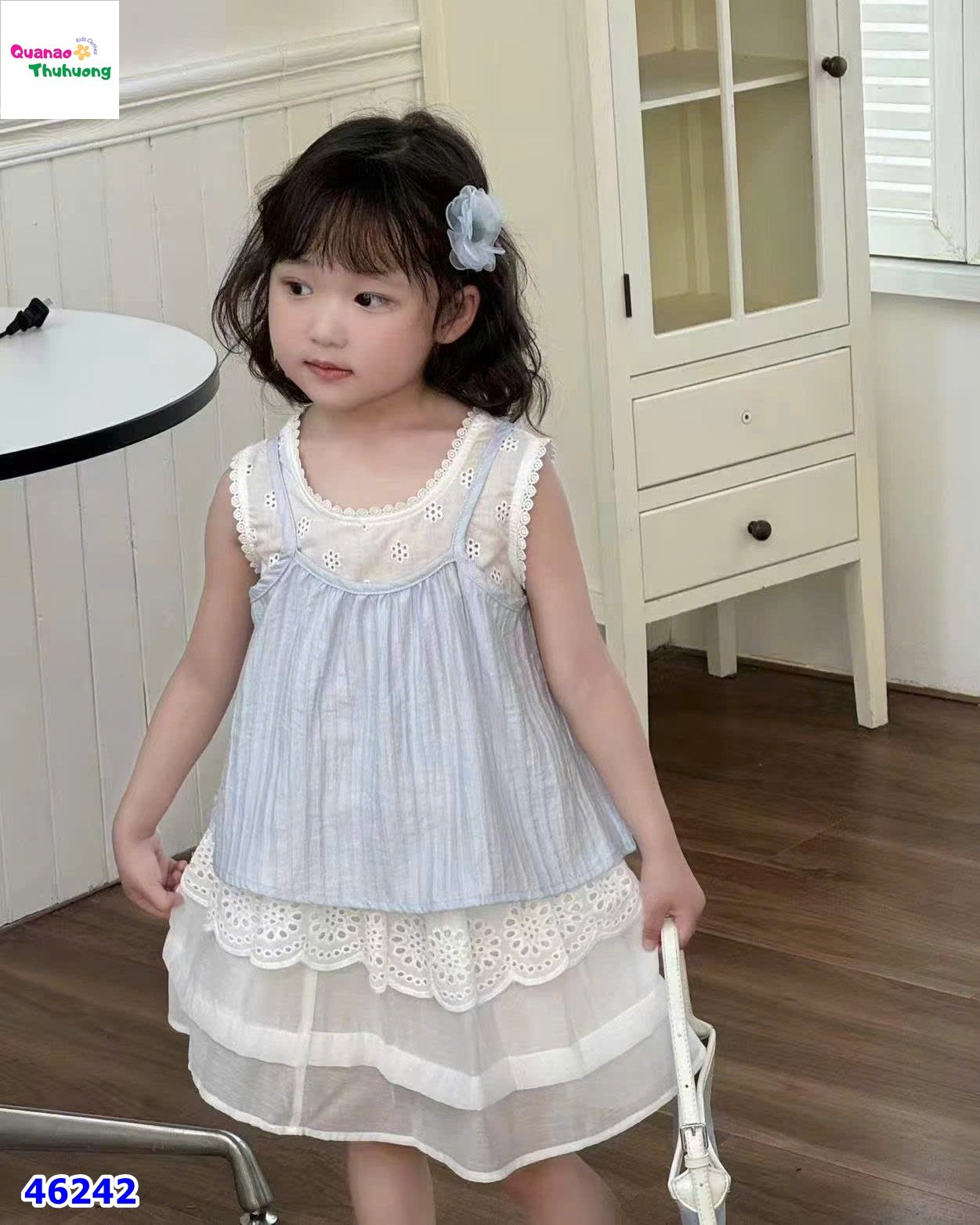Set áo yếm xanh, chân váy trắng viền ren