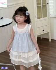 Set áo yếm xanh, chân váy trắng viền ren