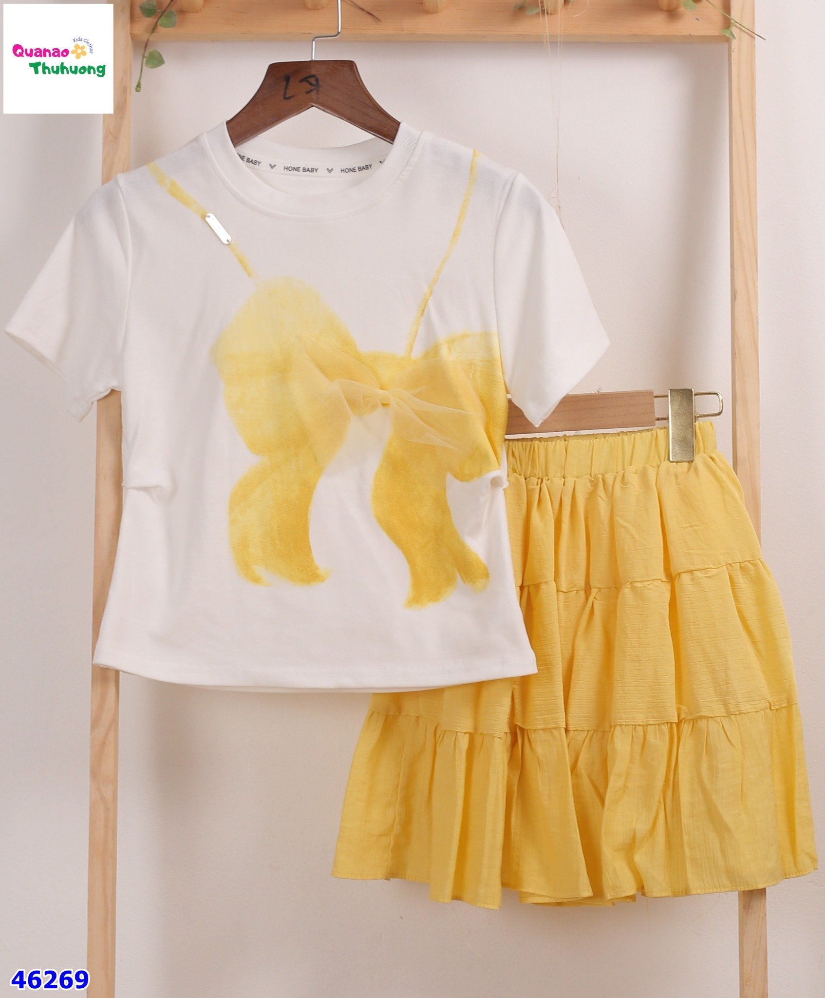 Set váy trắng nơ vàng
