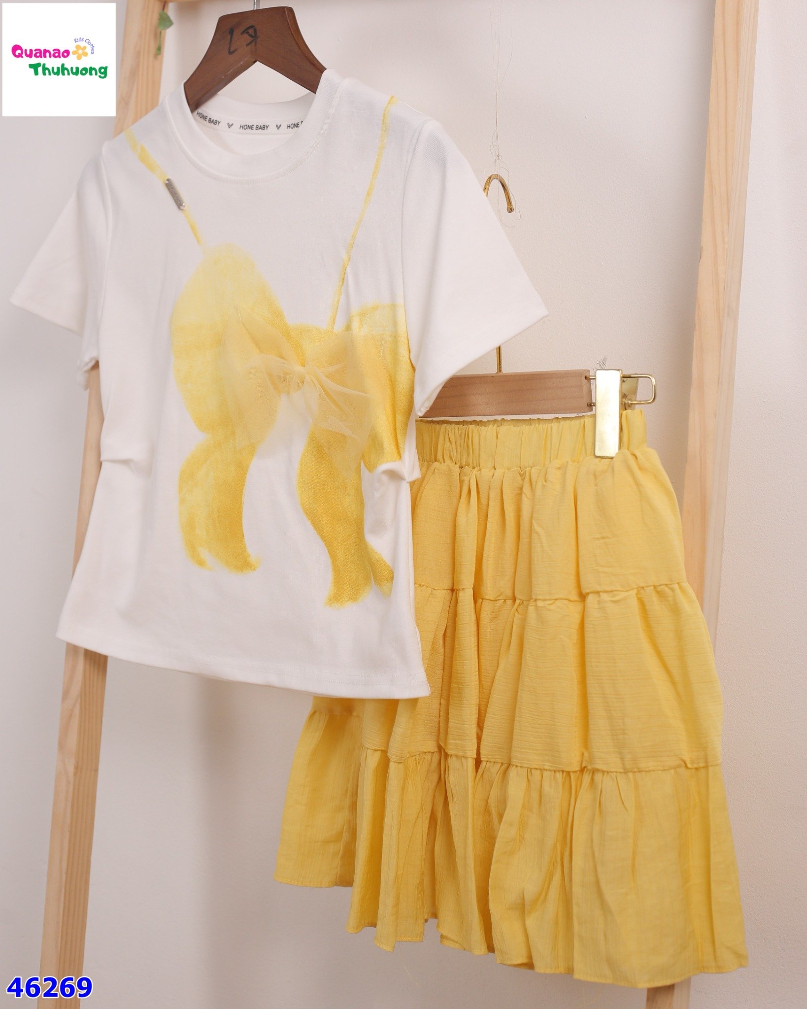 Set váy trắng nơ vàng