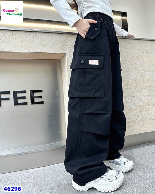 Quần kaki túi hộp màu đen