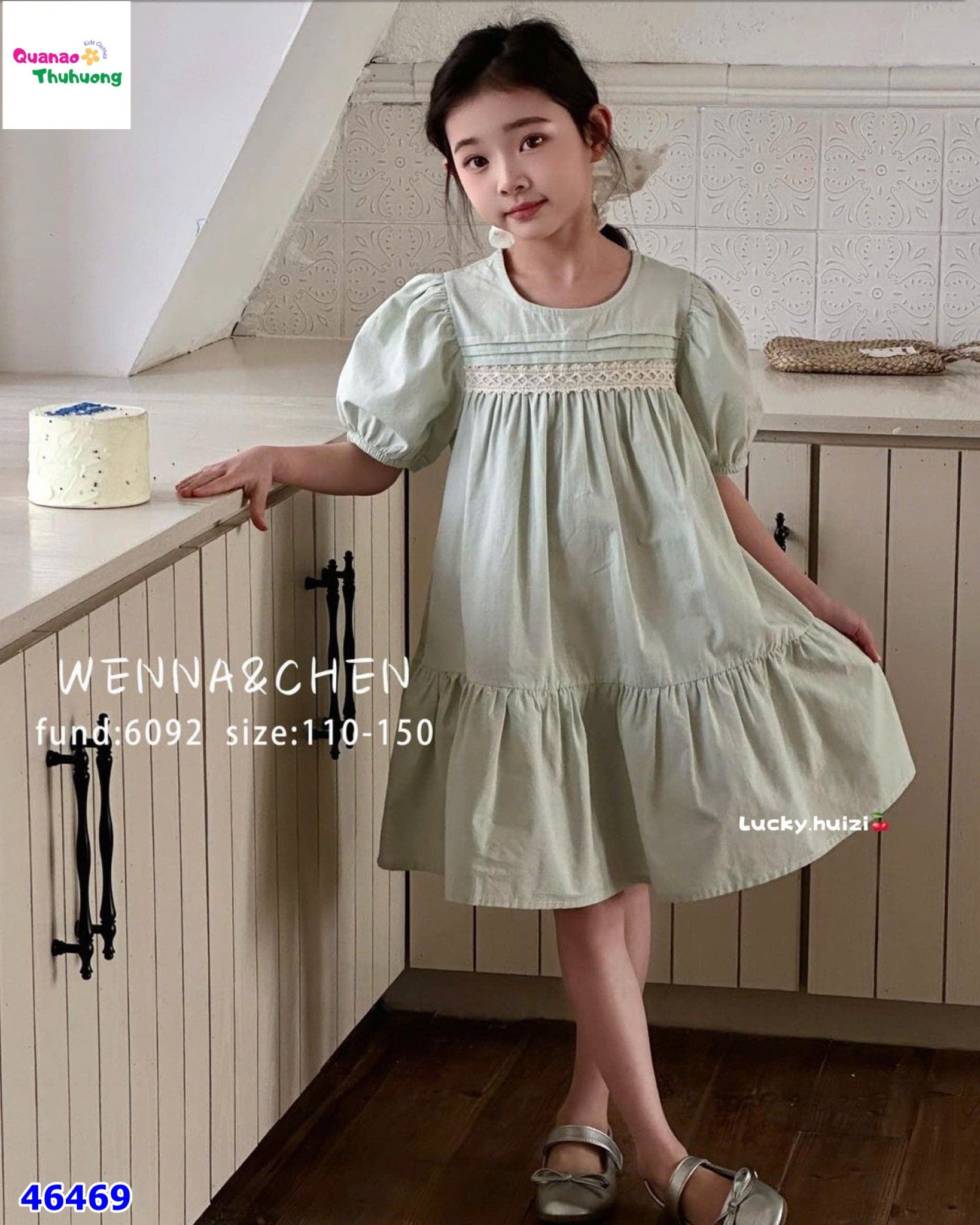 Đầm xanh viền ren ngực