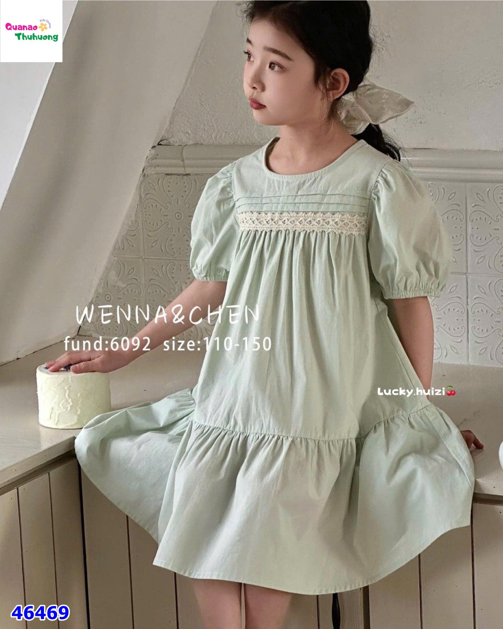 Đầm xanh viền ren ngực