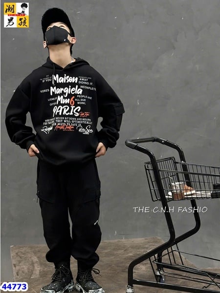 Hoodie đen nhìu chữ