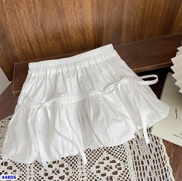 Chân váy bí trắng đính nơ