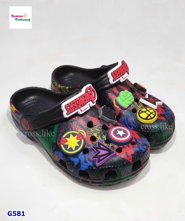 Giày Crocs đen Avengers