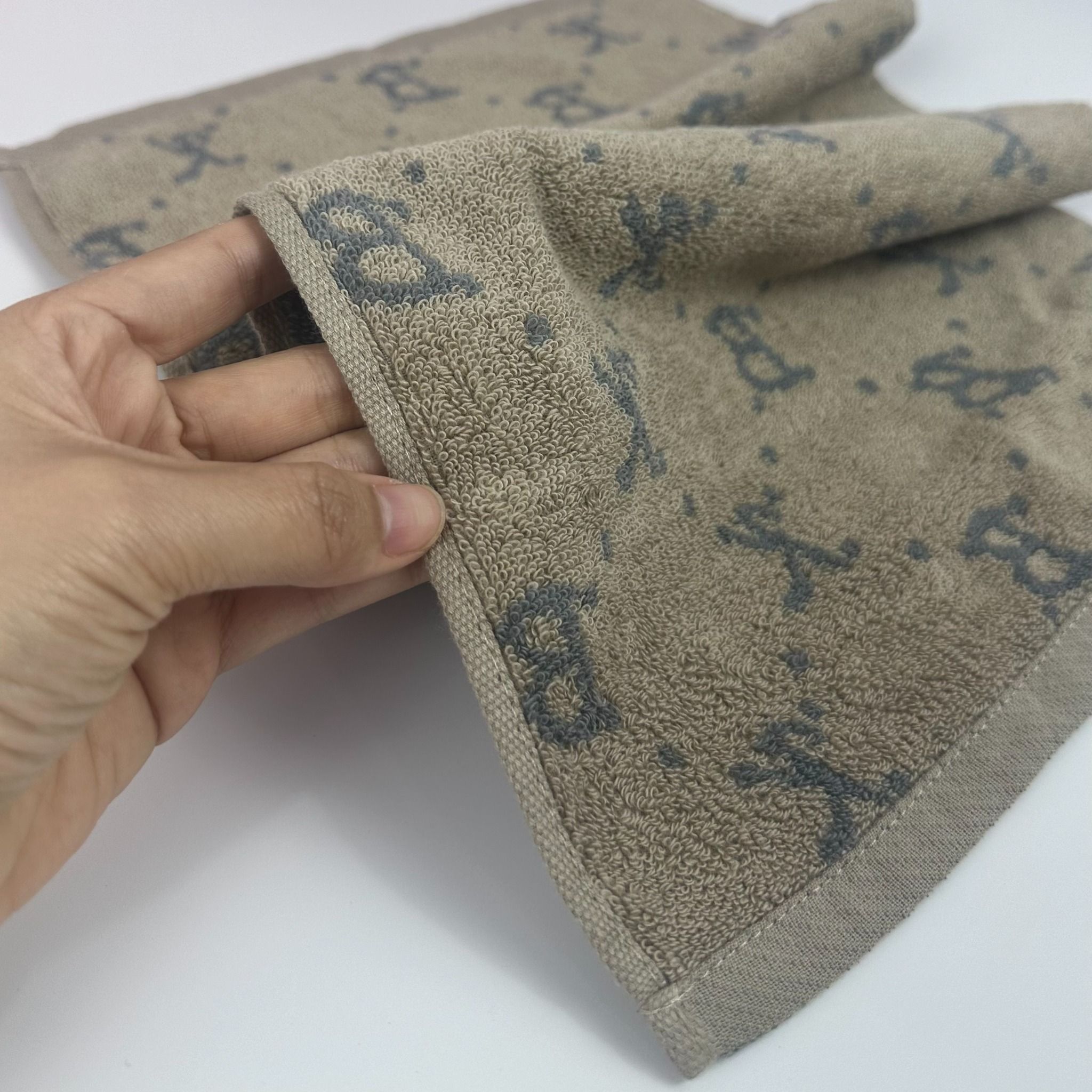  Khăn Mặt KIBA Họa Tiết Monogram Trẻ Trung, Hiện Đại KT 28cm  x 48cm,  Chất Cotton Êm, Mềm, Dày Dặn Thấm Hút Tốt, Tơi Bông, Thoáng Khí 