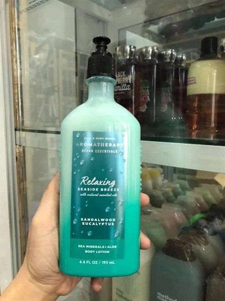 SỮA DƯỠNG THỂ BBW AROMATHERAPY RELAXING SANDAL WOOD EUCALYPTUS 192ML