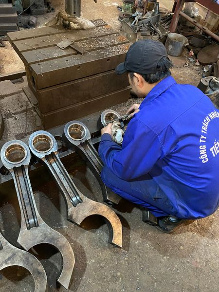  Tay biên bơm gió đầu máy xe lửa 