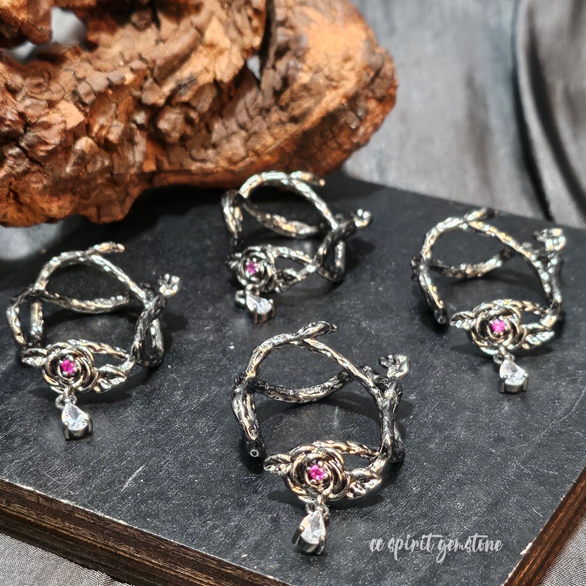  Charm đồng - Vòng bao viên đá 