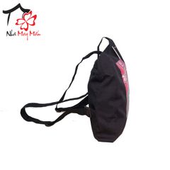 Ba lô đeo đu đưa sau lưng