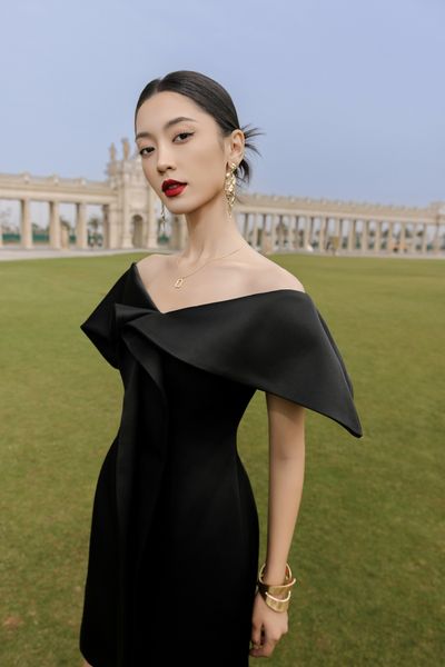  ĐẦM NGẮN XẾP NGANG VAI 