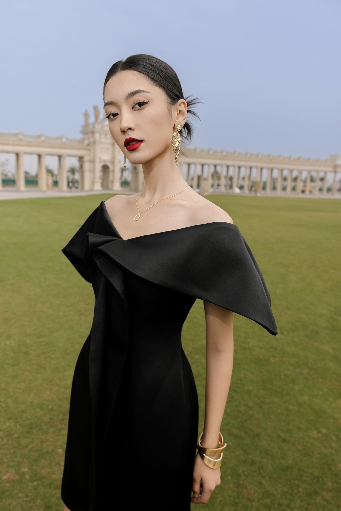  ĐẦM NGẮN XẾP NGANG VAI 